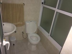 ein Badezimmer mit Toilette, Waschbecken und Dusche in der Unterkunft Pensao Motel Sodade in São Filipe + 43 Fotos