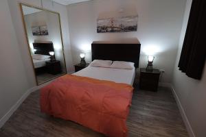 Postel nebo postele na pokoji v ubytování Waikiki Hostel
