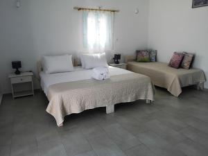 Un pat sau paturi într-o cameră la Fortina Mykonos house