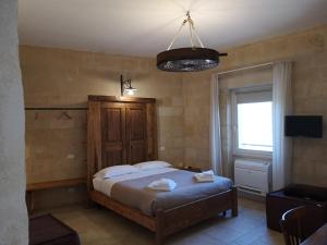 a bedroom with a bed with towels on it at Sassi e Virtù in Matera