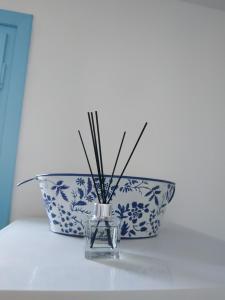 niebiesko-biała miska i waza na stole w obiekcie Fortina Mykonos house w mieście Klouvas