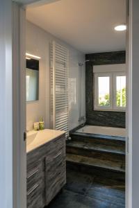 ein Badezimmer mit einem Waschbecken und einer Badewanne in der Unterkunft Casa Do José in Pantón