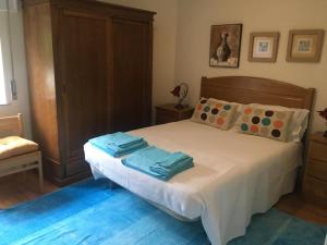 1 dormitorio con 1 cama con 2 toallas en Jardim de Moledo, en Moledo
