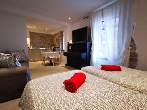 ein Schlafzimmer mit 2 Betten und roten Kissen darauf in der Unterkunft ROMANTIC APARTMENT Lovran - 4 stars in Lovran