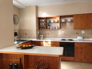 eine Küche mit einer Schale Obst auf der Theke in der Unterkunft Sunset Apartment in Kapstadt + 8 Fotos
