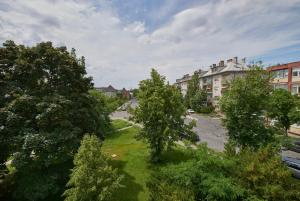 Vonkajšia záhrada v ubytovaní LEM Suburban Apartment