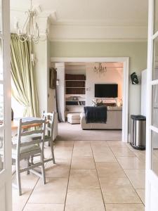 una sala de estar con un sofá y una mesa en East Bank Apartment, en Grange-over-Sands