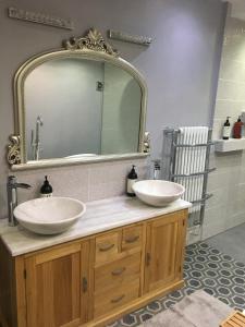 Un baño con dos lavabos y un espejo grande. en East Bank Apartment, en Grange-over-Sands 20 fotos más