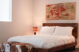 Postel nebo postele na pokoji v ubytování BEE Suites Santa Ana