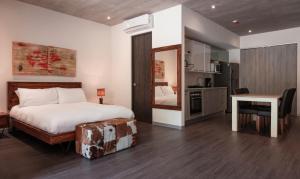 Postel nebo postele na pokoji v ubytování BEE Suites Santa Ana
