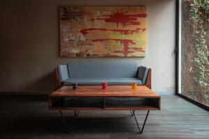 Posezení v ubytování BEE Suites Santa Ana
