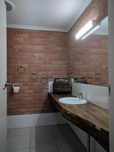 Koupelna v ubytování Travellers Inn Kaniva + 93 fotografií