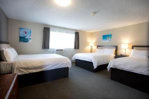 a hotel room with two beds and a window at Valemount Vacation Inn in Valemount