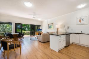 Köök või kööginurk majutusasutuses Mirra Chana Beachfront Apartments Mooloolaba