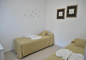 Ein Zimmer mit zwei Betten und Handtüchern auf dem Boden in der Unterkunft SUEÑOS DE TERMAS in Chajarí