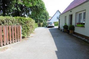 un coche aparcado en una entrada junto a una casa en Ruegen_Fewo 144, en Bergen auf Rügen