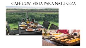 einen Tisch mit Speisen und Getränken sowie einem Tisch mit Speisen in der Unterkunft Salinas Park Resort 2 Quartos in Salinópolis