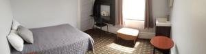 una piccola camera con letto e finestra di Perramont Hotel a San Francisco