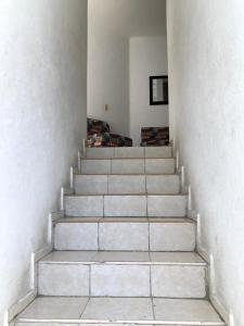 escalera en una habitación con paredes blancas en Casa y Villa Diamante, Manzanillo, en Manzanillo 37 fotos más
