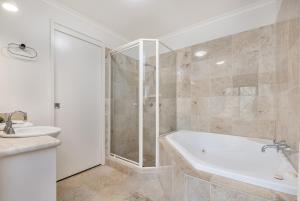 Vannituba majutusasutuses Mirra Chana Beachfront Apartments Mooloolaba