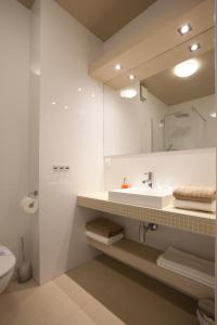 Koupelna v ubytování Sofie Apartments + 37 fotografií