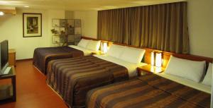 Кровать или кровати в номере Gau Shan Ching Hotel