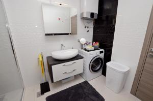 JurdaniにあるApartments Golden hourの洗面台と洗濯機を備えたバスルーム +62枚の写真