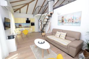 JurdaniにあるApartments Golden hourのソファとテーブルのあるリビングルーム