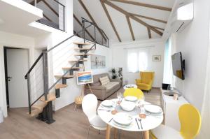 JurdaniにあるApartments Golden hourのリビングルーム(テーブル、椅子、階段付)