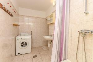 Ένα μπάνιο στο Apartments Mila II +56 φωτογραφίες