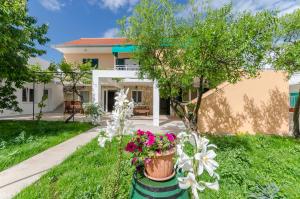 Κήπος έξω από το Apartments Mila II