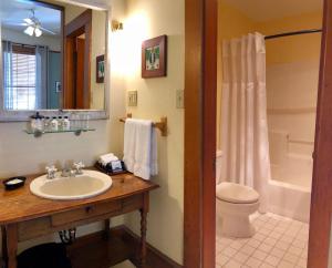 Ένα μπάνιο στο McCloud Hotel