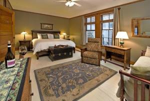 Ένα ή περισσότερα κρεβάτια σε δωμάτιο στο McCloud Hotel