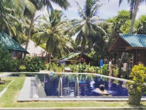 einen Pool im Resort in der Unterkunft Bella Nilaveli Beach in Nilaveli