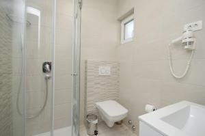 Koupelna v ubytování Apartments Zorka + 22 fotografií