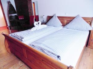 Postel nebo postele na pokoji v ubytování Gasthaus Traube, Ludwigshafen, Bodensee, Seenah gelegen