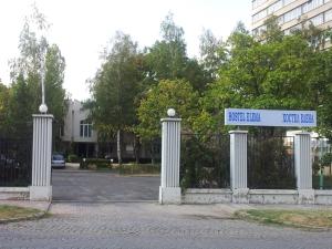 brama z znakiem ulicznym przed budynkiem w obiekcie Hostel Elena w mieście Sofia