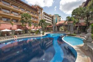 uma grande piscina em frente a um edifício em Empress Residence Resort and Spa em Siem Reap