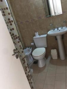 uma casa de banho com um WC e um lavatório em Hotel Nilmar em San Clemente del Tuyú