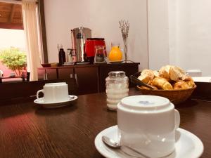 ein Tisch mit einer Tasse Kaffee und einem Brotkorb in der Unterkunft Hotel Nilmar in San Clemente del Tuyú