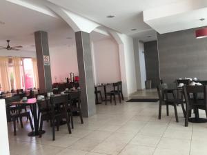 une salle à manger avec des tables et des chaises dans un restaurant dans l'établissement Hotel Nilmar, à San Clemente del Tuyú
