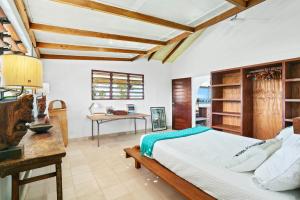 Villa Senang Masari في Poussabier: غرفة نوم فيها سرير وطاولة فيها
