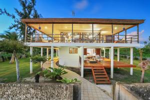 a large house with a large deck with a balcony at Villa Senang Masari in Poussabier