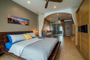 a bedroom with a large bed in a room at Super nice townhouse in city center, 10 minutes walk to beach, night market ... in Hua Hin +39 photos