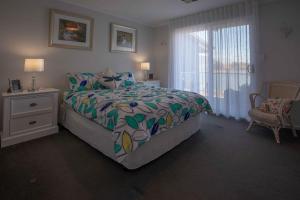 A bed or beds in a room at 64 Marina Way, Mannum