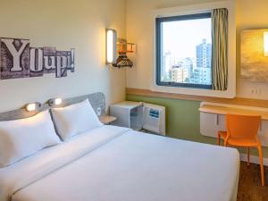 Giường trong phòng chung tại ibis budget Sorocaba