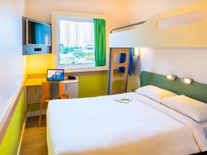 a bedroom with a bed and a bunk bed at ibis budget Jundiai Shopping in Jundiaí +77 photos