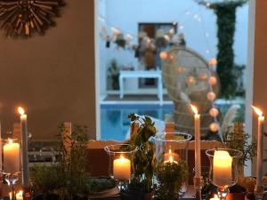 een tafel met kaarsen en planten op een tafel bij Elia Vama Veche (Adults Only) in Vama Veche