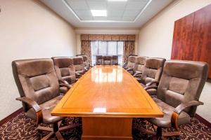 a conference room with a wooden table and chairs at Comfort Inn & Suites McMinnville Wine Country in McMinnville +22 photos
