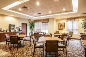 a restaurant with tables and chairs in a room at Comfort Inn & Suites McMinnville Wine Country in McMinnville